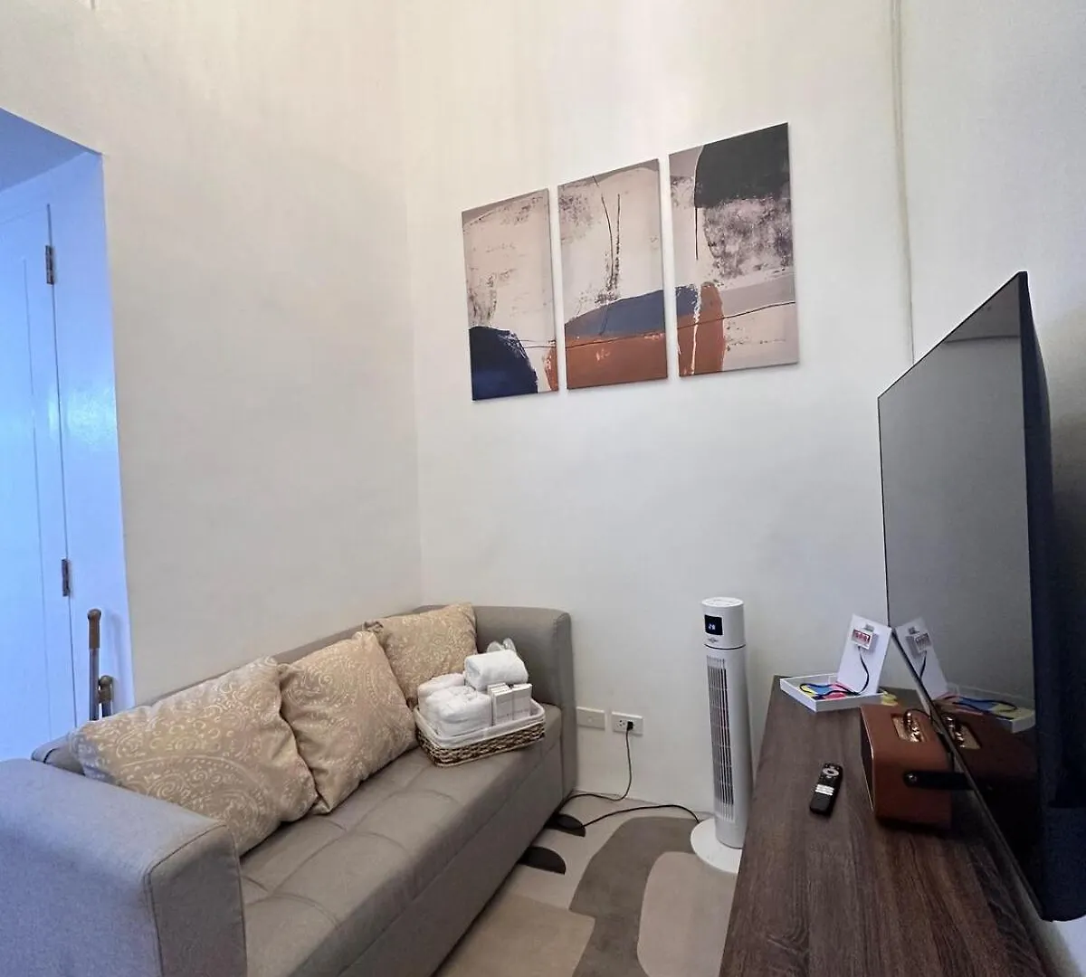 2 Bedroom 2 Bath Condo With Netflix And Karaoke Near Mrt Edsa Manila 0*,  Filipinas
