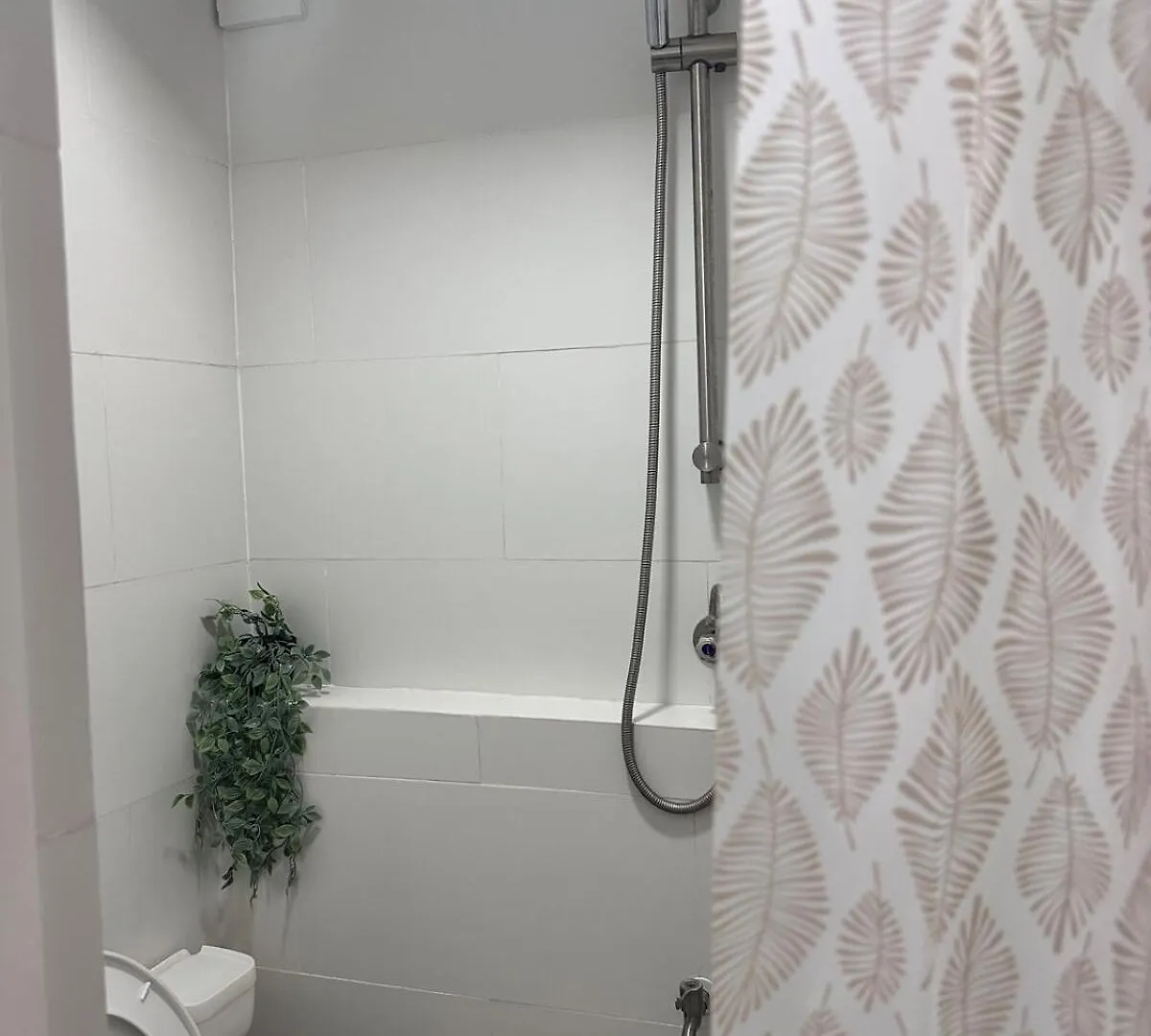 2 Bedroom 2 Bath Condo With Netflix And Karaoke Near Mrt Edsa Manila