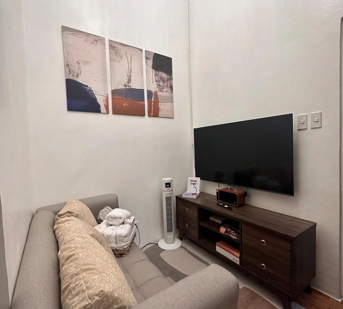 2 Bedroom 2 Bath Condo With Netflix And Karaoke Near Mrt Edsa Manila 0*,