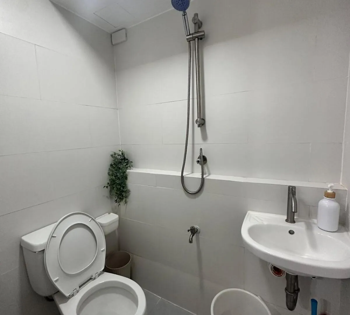 2 Bedroom 2 Bath Condo With Netflix And Karaoke Near Mrt Edsa Manila 0*,  Philippines