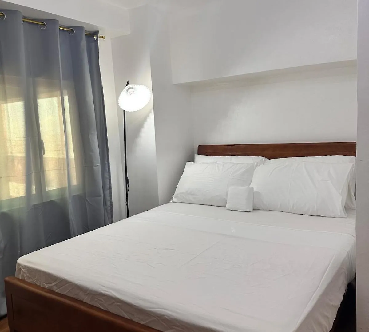 2 Bedroom 2 Bath Condo With Netflix And Karaoke Near Mrt Edsa Manila 0*,  Philippines