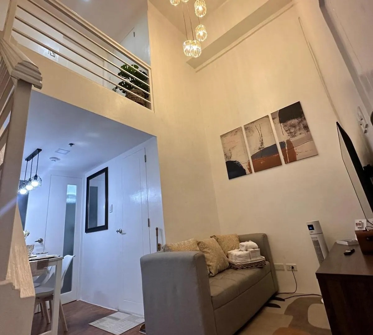 2 Bedroom 2 Bath Condo With Netflix And Karaoke Near Mrt Edsa Manila 0*,